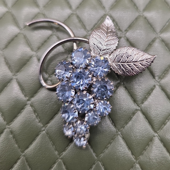 Vintage Jewelry - 1041. Vintage Silver-Tone Blue Crystal Grape Cluster Brooch
